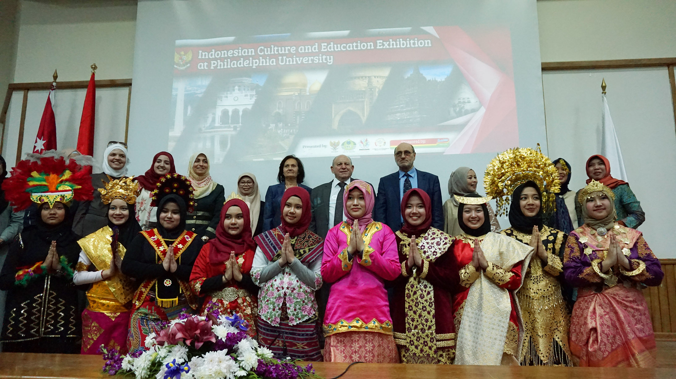 PENAMPILAN SANTRI NFBS LEMBANG PADA ACARA INDONESIAN CULTURE AND EDUCATION EXHIBITION AT PHILADELPHIA UNIVERSITY, AMMAN JORDAN